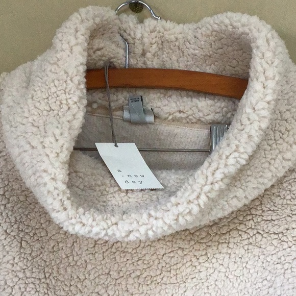 Cream Color Cowl Neck Sherpa Top Size L - Picture 3 of 3